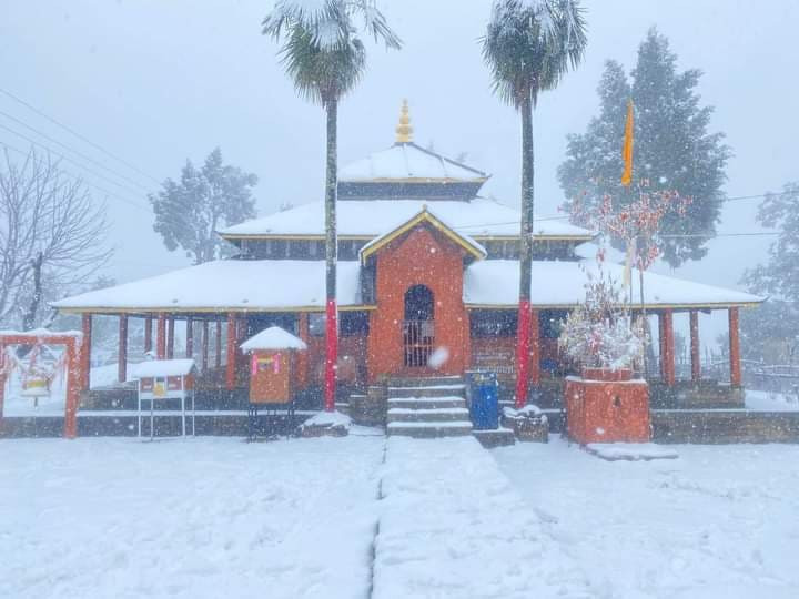 गुल्मीको  धार्मिक स्थल रेसुङ्गामा हिमपात, हिमपात भएसङ्गै चिसो बढ्यो