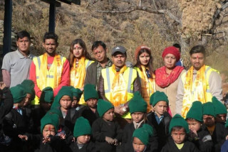 सगरमाथा हेल्पिङ फाउन्डेसन बुटवलद्वारा डोल्पाका दश विद्यालयमा न्यानो कपडा वितरण