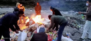 चैनपुर बजारबाट  लाखौं रकमको म्याद सकिएको सामान घरेलु कार्यालयद्वारा जलाएर नस्ट