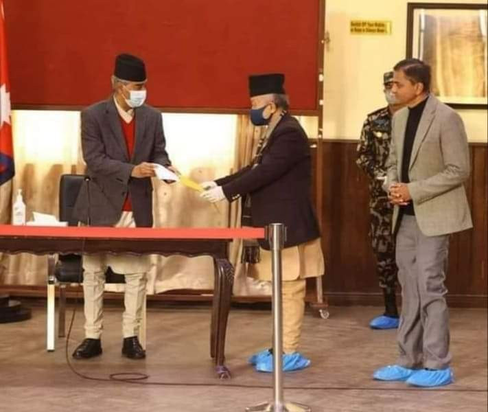 प्रधानमन्त्री देउवालाई एमालेले बुझायाे ज्ञापन पत्र