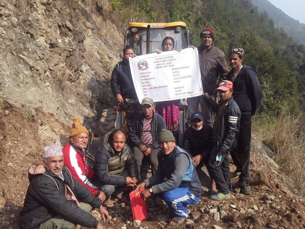 रिडी बर्दवास रह भट्कुवा सडककाे ट्र्याक खन्न सुरु