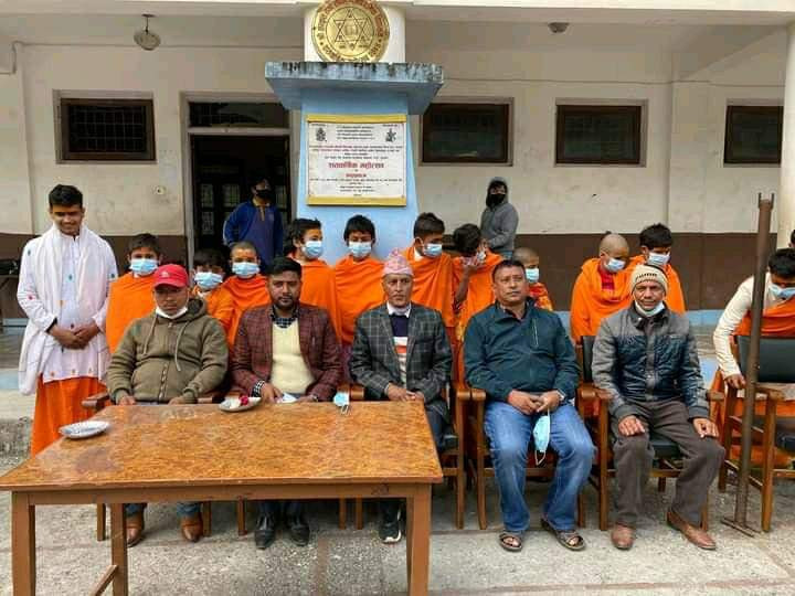 स्वास्थ्य सामाग्री बोकेर गुल्मीका गाउँमा पुर्व मुख्यसचिव पौडेल