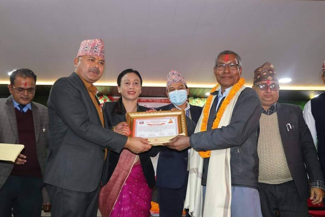देवदह नगरपालिकाद्वारा २० शिक्षक तथा विद्यालय कर्मचारी सम्मानित