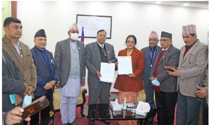 शिक्षकलाई पनि निजामती कर्मचारी सरह सेवा सुविधा दिईने (सहमति पत्र सहित )