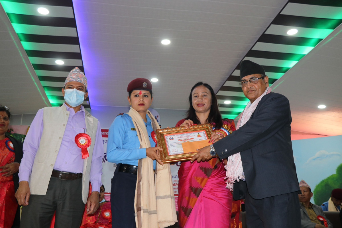 देवदहमा महिला दिवस विशेष कार्यक्रम : ५२ वटा साइकल वितरण, ४ महिला प्रहरी सम्मानित