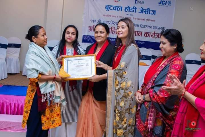 श्रमजीवी महिलालाई सम्मान गर्याे बुटवल लेडि जेसिजले 