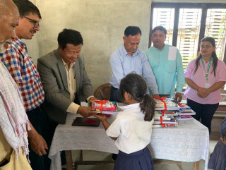 निर्माण बहुउद्देश्यीय सहकारीद्वारा विद्यार्थीलाई शैक्षिक सामग्री वितरण