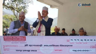 वडाध्यक्षद्वारा पाँच बर्षको तलब विद्यालयलाई प्रदान
