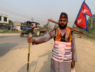 नेताले जनतालाई गोरु बनाएको भन्दै काँधमा हलोजुवा बोकेर महाकाली-मेची पैदल यात्रा