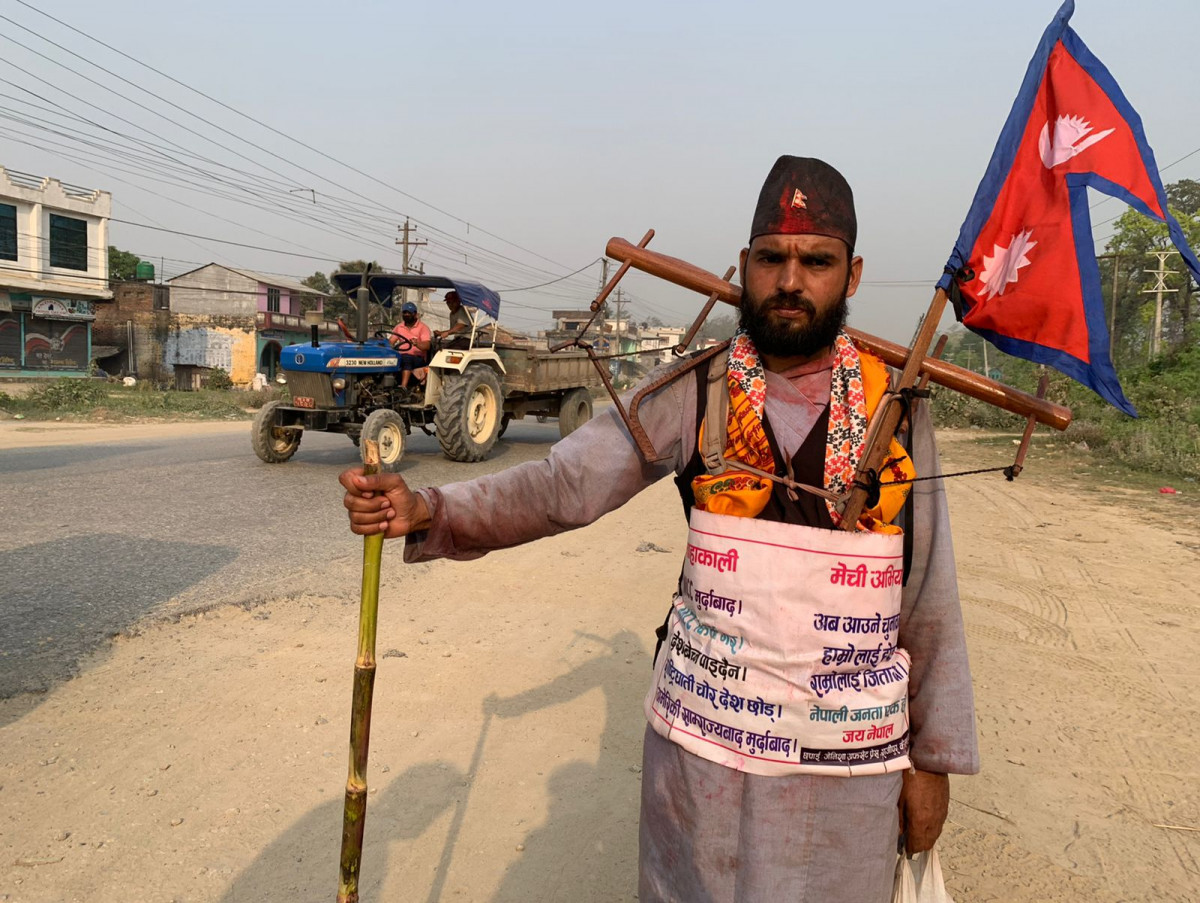 नेताले जनतालाई गोरु बनाएको भन्दै काँधमा हलोजुवा बोकेर महाकाली-मेची पैदल यात्रा