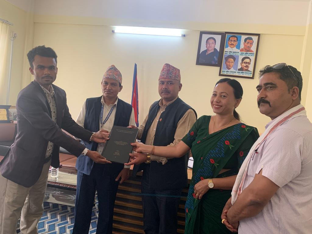स्थानीय तहमा विद्युतिय शासन र देवदहमा त्यसको अवस्थाबारे तयार गरिएको शोधपत्र हस्तान्तरण