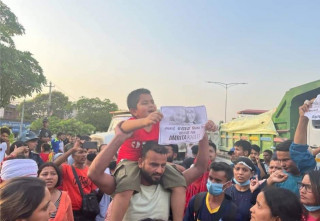 अमृता मृत्यु प्रकरण : न्याय माग्दै ८ बर्षिय बालक सडकमा