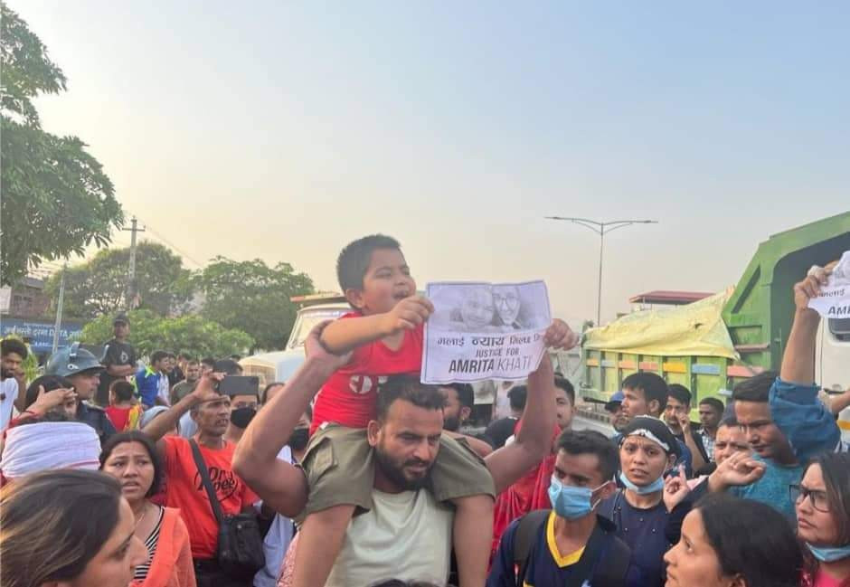 अमृता मृत्यु प्रकरण : न्याय माग्दै ८ बर्षिय बालक सडकमा
