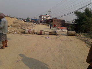 धुलोले बस्नै नसकिने अवस्था रहेको भन्दै स्थानीयद्वारा देवदहमा आधा घण्टा चक्काजाम