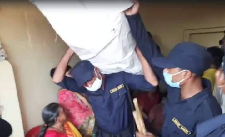 विरगंजमा मतदातालाई बाँड्दै गरेको दुई बोरा छाता बरामद