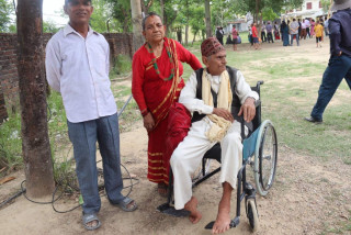 ९० बर्षिय जेष्ठ नागरिकद्वारा ह्वीलचेयरमा मतदान स्थलमा पुगेर मतदान