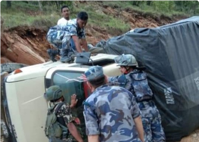 रामेछापमा मतपेटिका बोकेको गाडी दुर्घटना, ३ जना घाइते