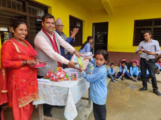 वडा अध्यक्षकाे व्याक्तिगत खर्चमा बिद्यार्थीलाई शैक्षिक सामाग्री 