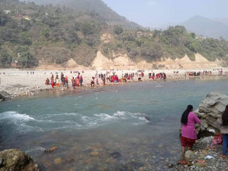 शवदाह गृह व्यवस्थित नहुँदा कालिगण्डकीमा प्रदुषण : रिडीघाट माथि शव जलाइन्छ, तल नुहाईन्छ
