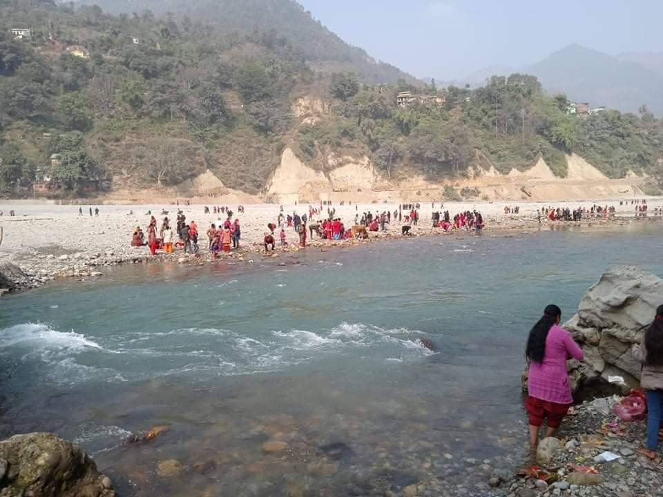 शवदाह गृह व्यवस्थित नहुँदा कालिगण्डकीमा प्रदुषण : रिडीघाट माथि शव जलाइन्छ, तल नुहाईन्छ