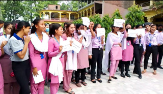 देवदह आदर्श बहुमुखी क्याम्पसमा विद्यार्थी आन्दोलित, वृद्धि गरिएको शुल्क फिर्ता लिईनुपर्ने माग