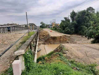 सुनवलको तुरिया खोलामा निर्माण गरिएको डाइभर्सन बाढीले बगायो