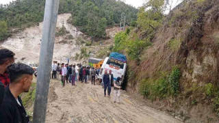 बझाङको देउलेकमा बस फस्दा पाँच घण्टादेखि यात्रु अलपत्र