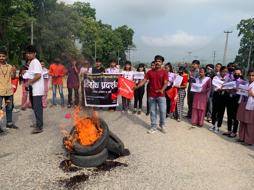 पेट्रोलियम पदार्थको मुल्यबृद्धी विरुद्ध चक्काजाम सहित टायर बालेर विरोध प्रदर्शन