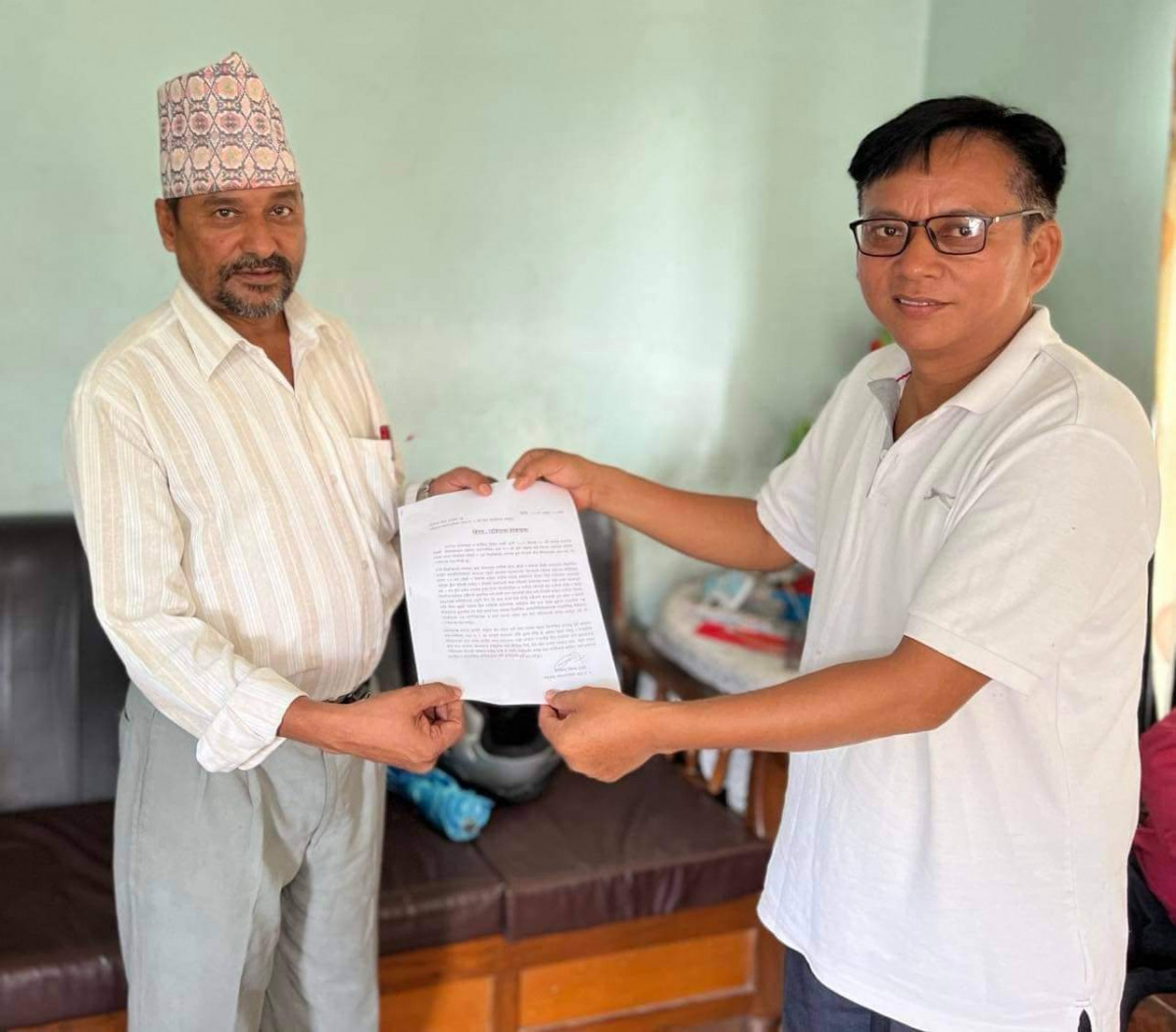 प्रभावशाली बचत समूहद्वारा प्रतापपुर आईसाेलेसन कक्षलाई स्वास्थ्य सामग्री सहयाेग