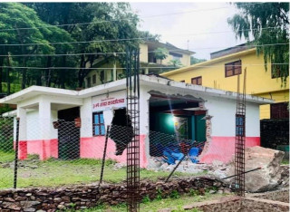 पहाडबाट ढुंगा खस्दा वडा कार्यालयमा दुईतिर प्वाल