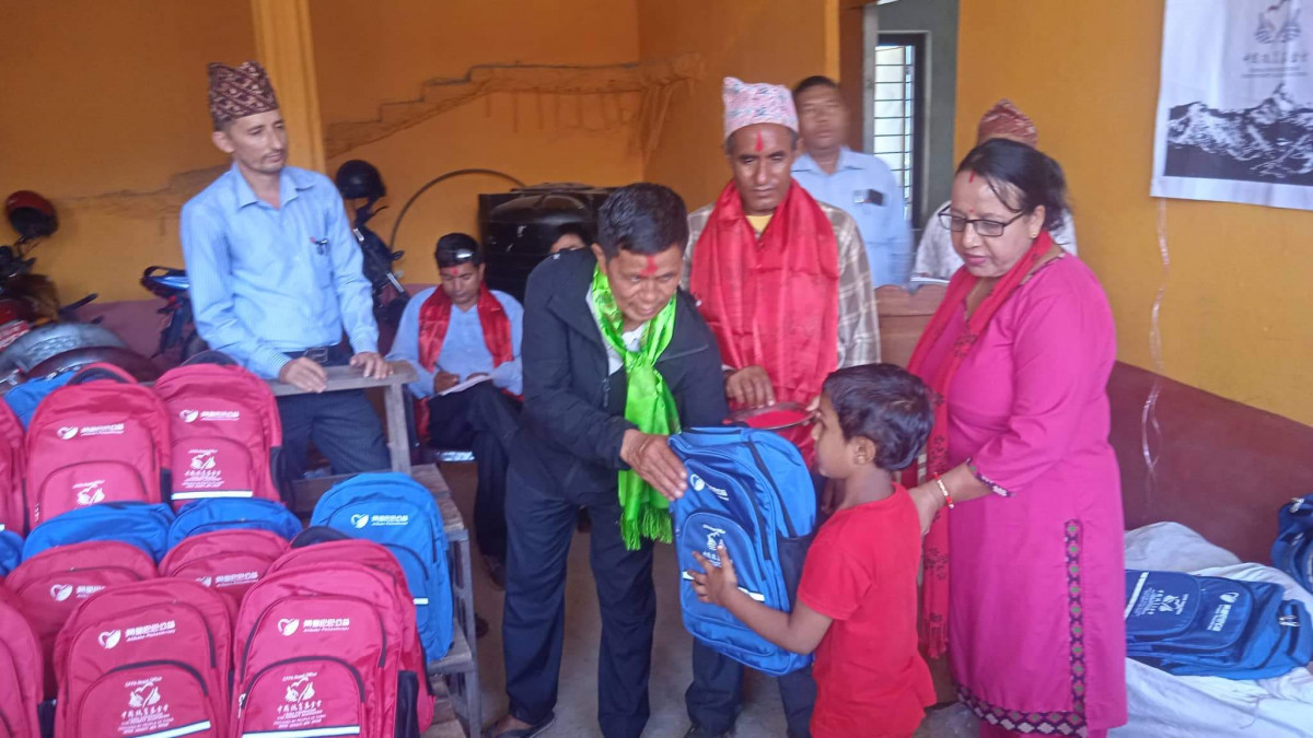 चिनियाँ विद्यार्थीले पठाएको शैक्षिक सामग्री गुल्मीमा वितरण 
