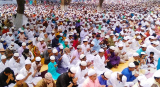 मुस्लिम धर्मावलम्बीले आज बकर ईद मनाउदै
