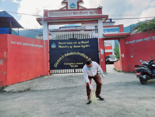 तम्घास  बजारको सरसफाइमा आफै जुटे नगरप्रमुख  पन्थी