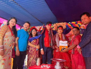 बुहारीको मुख हेर्दा सासुले दिईन् २५ लाखको जीवन बीमा उपहार