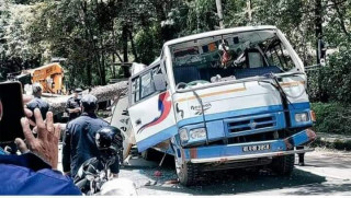 भक्तपुरमा रुख ढलेर बस र स्कुटरलाई किच्दा ३ को मृत्यु, १५ घाइते 