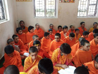 भौतिक अभावसंग जुधेर ज्ञान लिँदै संस्कृत गुरुकुल रुरुधामका बटुकहरु  