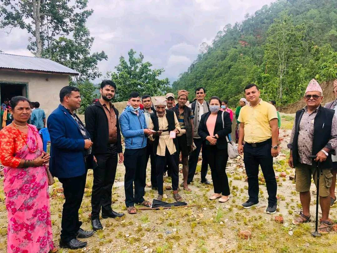 चुनावी प्रतिबद्धता अनुसार इस्मा गाउँपालिकाद्वारा टाेलमै पुगेर सामाजिक सुरक्षा भत्ता वितरण