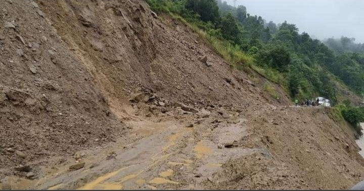 अविरल वर्षापछि आएको बाढीले हेलम्बु–मेलम्ची र पाँचपोखरी सडकखण्ड अवरुद्ध