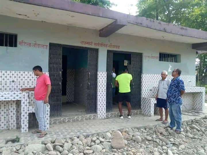 'देवदह आवाज'ले खोल्यो ६ वर्षदेखि बन्द सार्वजनिक शौचालयको ताला