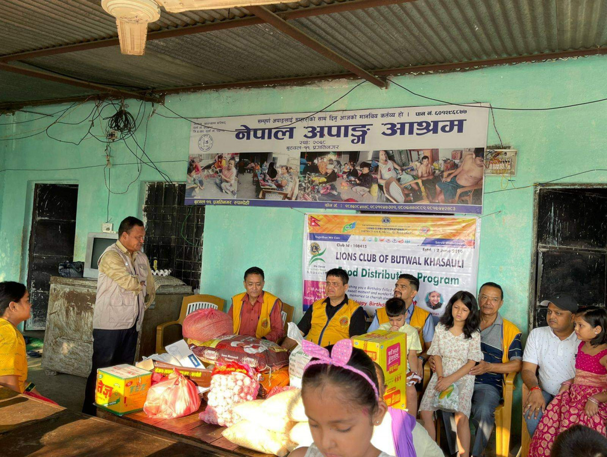 लायन्स क्लब अफ बुटवल खस्यौलीद्वारा अपाङ्ग आश्रममा खाद्यान्न बितरण 