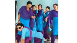 कार्यालय पोसाकमै 'डगी डान्स' गर्ने कर्मचारीले मागे माफी, यसरी भएको थियो भिडियो 'लिक'