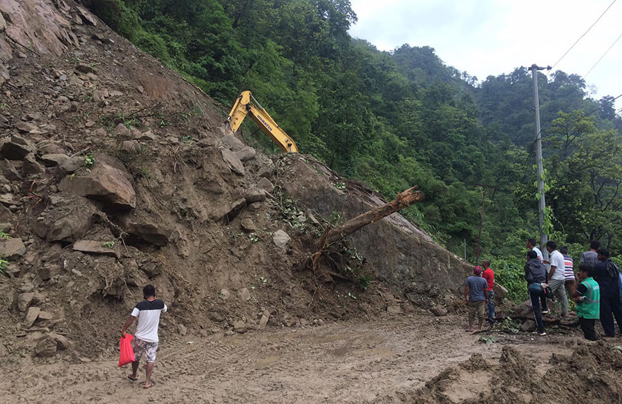 सिद्धबाबामा ढुङ्गा खस्दा सिद्धार्थ राजमार्ग अवरुद्ध