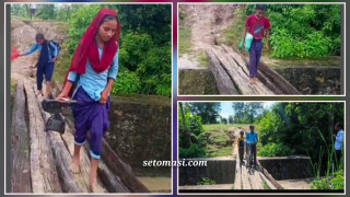 खोलामा पुल नहुँदा विद्यार्थीलाई सास्ती
