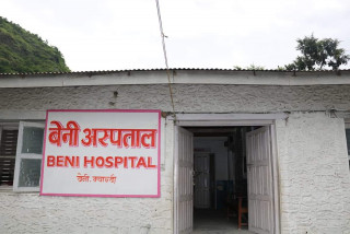 करार जनशक्ति र अस्थायी पूर्वाधारको भरमा बेनी अस्पताल