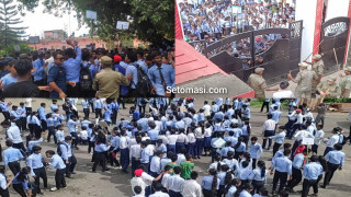 विद्यालयका शिक्षक सरुवा हुदा विधार्थीहरु आन्दाेलित