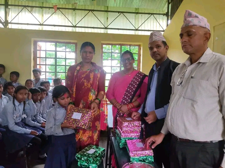नेपाल शिक्षक संघद्वारा विद्यालयमा शैक्षिक सामग्री वितरण 