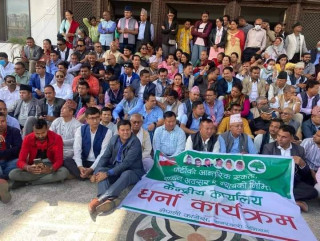 कांग्रेस कार्यालय सानेपामा शेखर कोइराला पक्षकाे धर्ना
