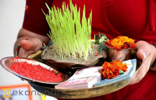 'टिकाको उत्तम साईत ११:५१ मा, टीका लगाइदिने पूर्व र लगाउने पश्चिम फर्कनुपर्ने' (मन्त्र सहित)