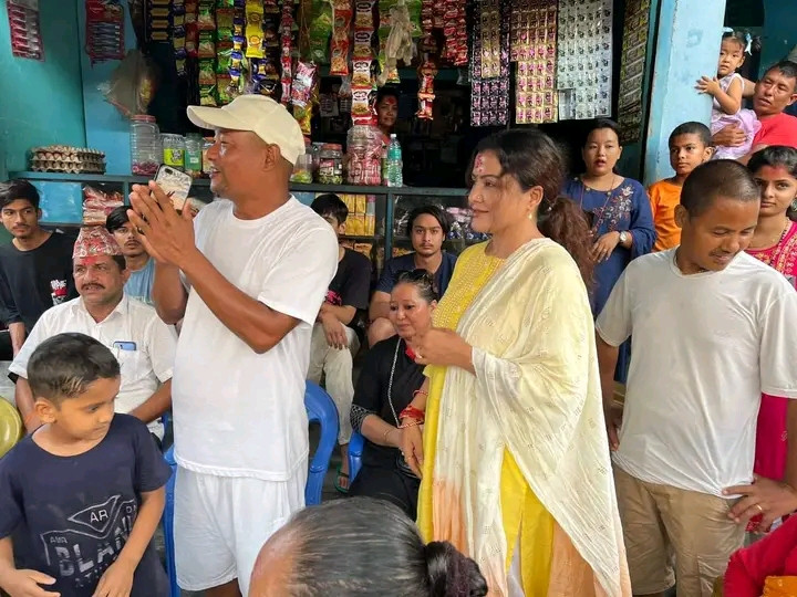 रेखा थापाको आक्रामक चुनाव प्रचार, मतदाताको घरघरमा भेटघाटमा व्यस्त