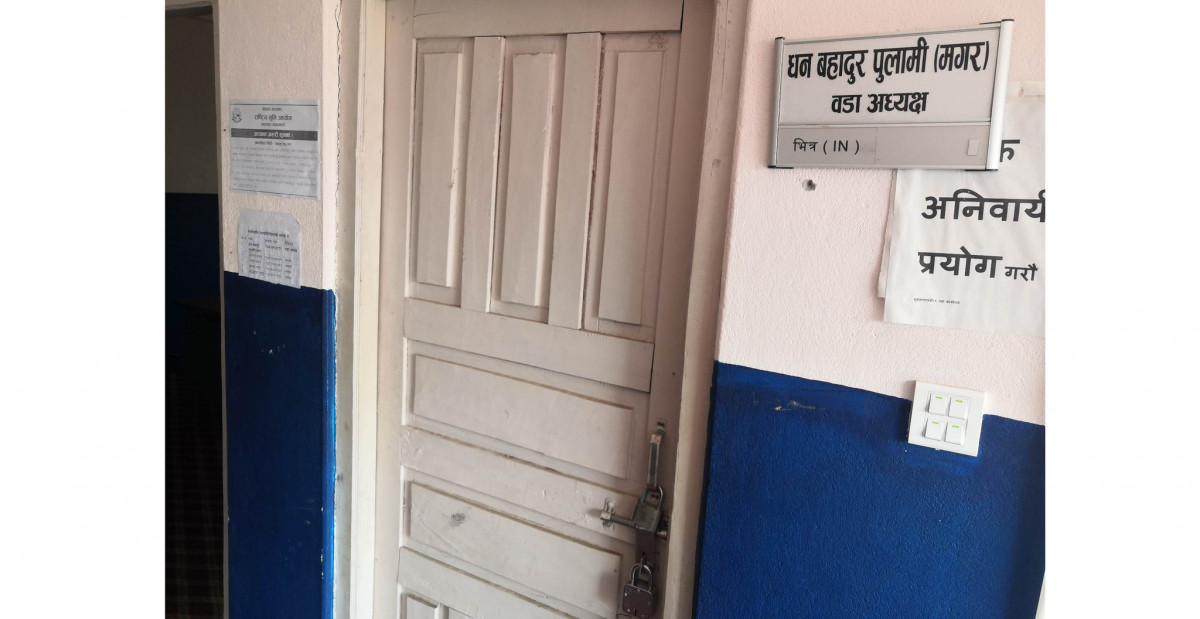 दुबै खुट्टा गुमाएका आईतरामलाई युवा क्लबद्वारा रकम हस्तान्तरण 